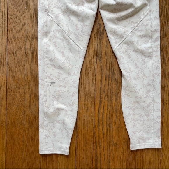 NEW Fabletics Define High Waisted Leggings Soft White Mini Camo Size Small NWT - Picture 7 of 8